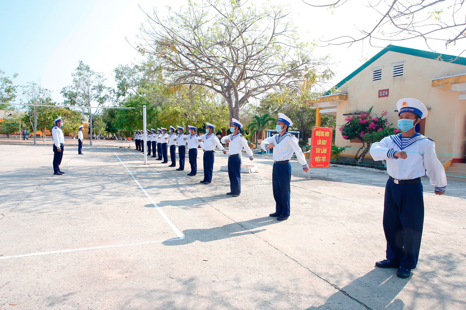 Huấn luyện chiến sĩ mới bằng tình thương và trách nhiệm