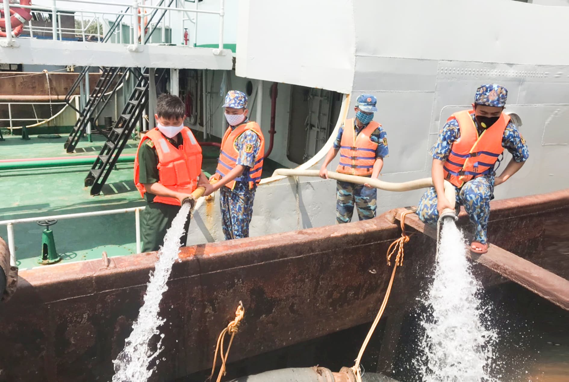Những giọt nước nghĩa tình dành cho người dân vùng hạn, mặn