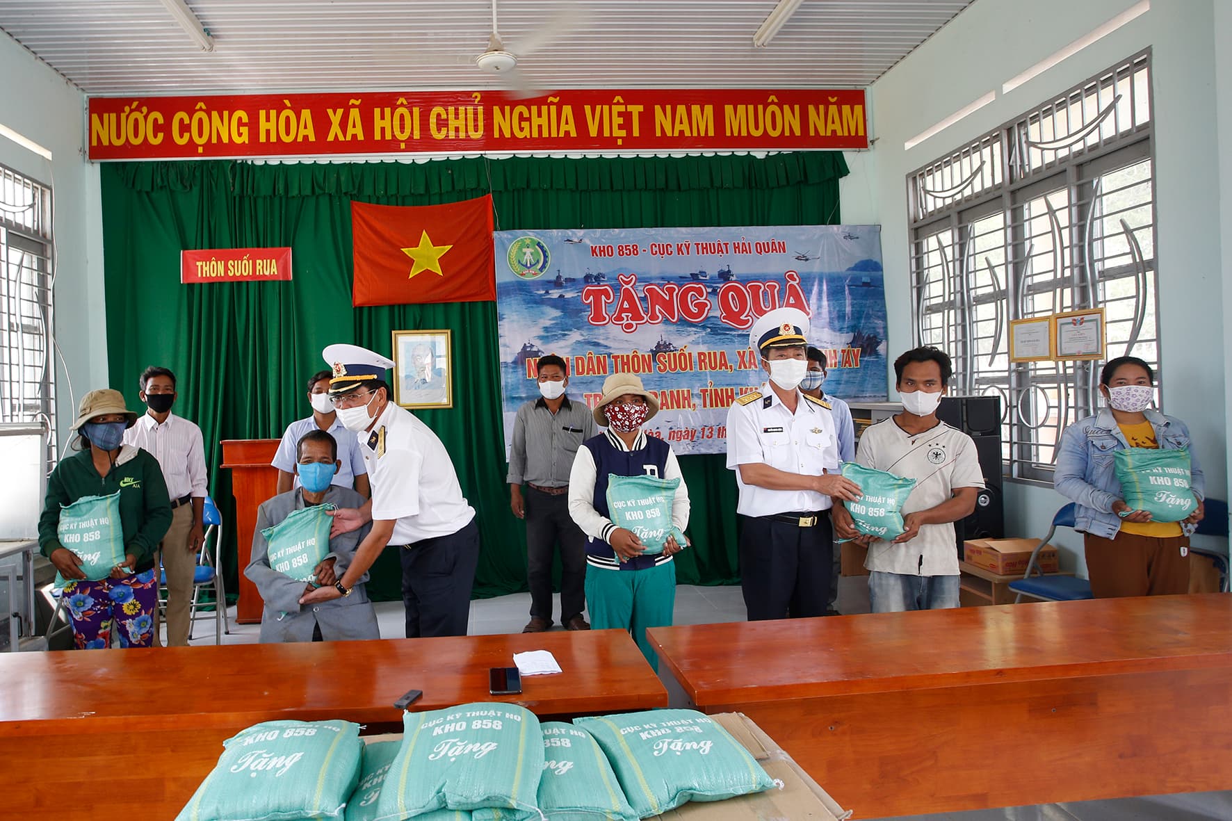 Những bát gạo, can nước làm ấm lòng bà con thôn Suối Rua