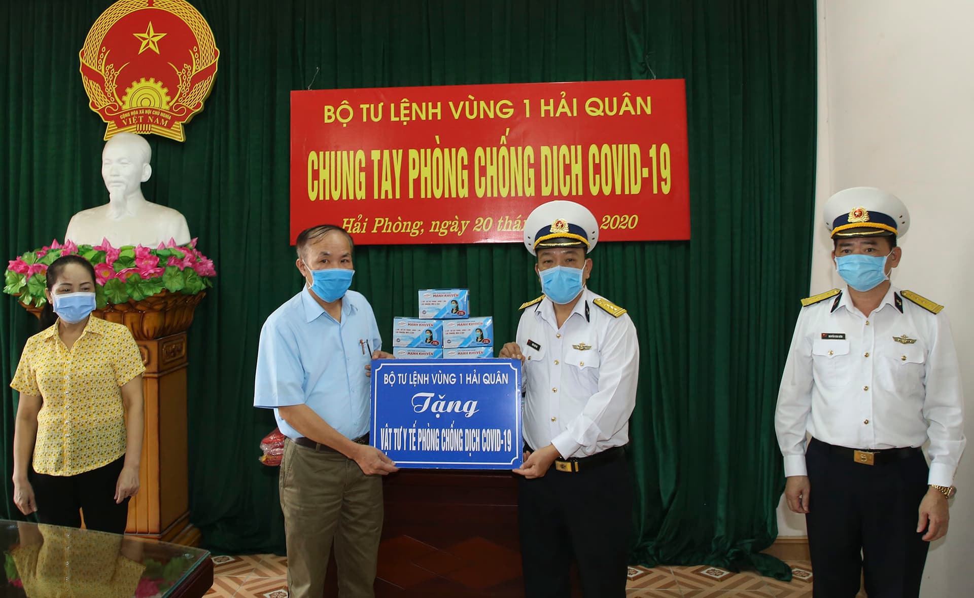 Vùng 1 Hải quân trao vật tư y tế hỗ trợ ngư dân phòng, chống dịch Covid-19