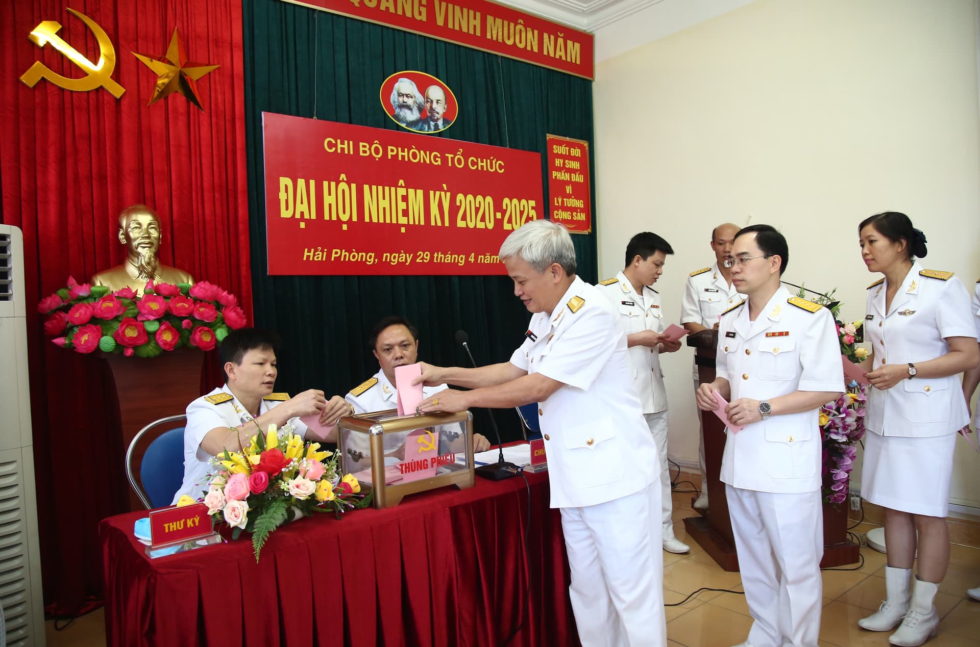 Chi bộ Phòng Tổ chức được chọn đại hội làm trước trong Đảng bộ Cục Chính trị Hải quân