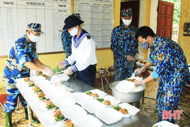 Lính ra đa Hải quân  nấu ăn phục vụ công dân cách ly tập trung ở Hà Tĩnh