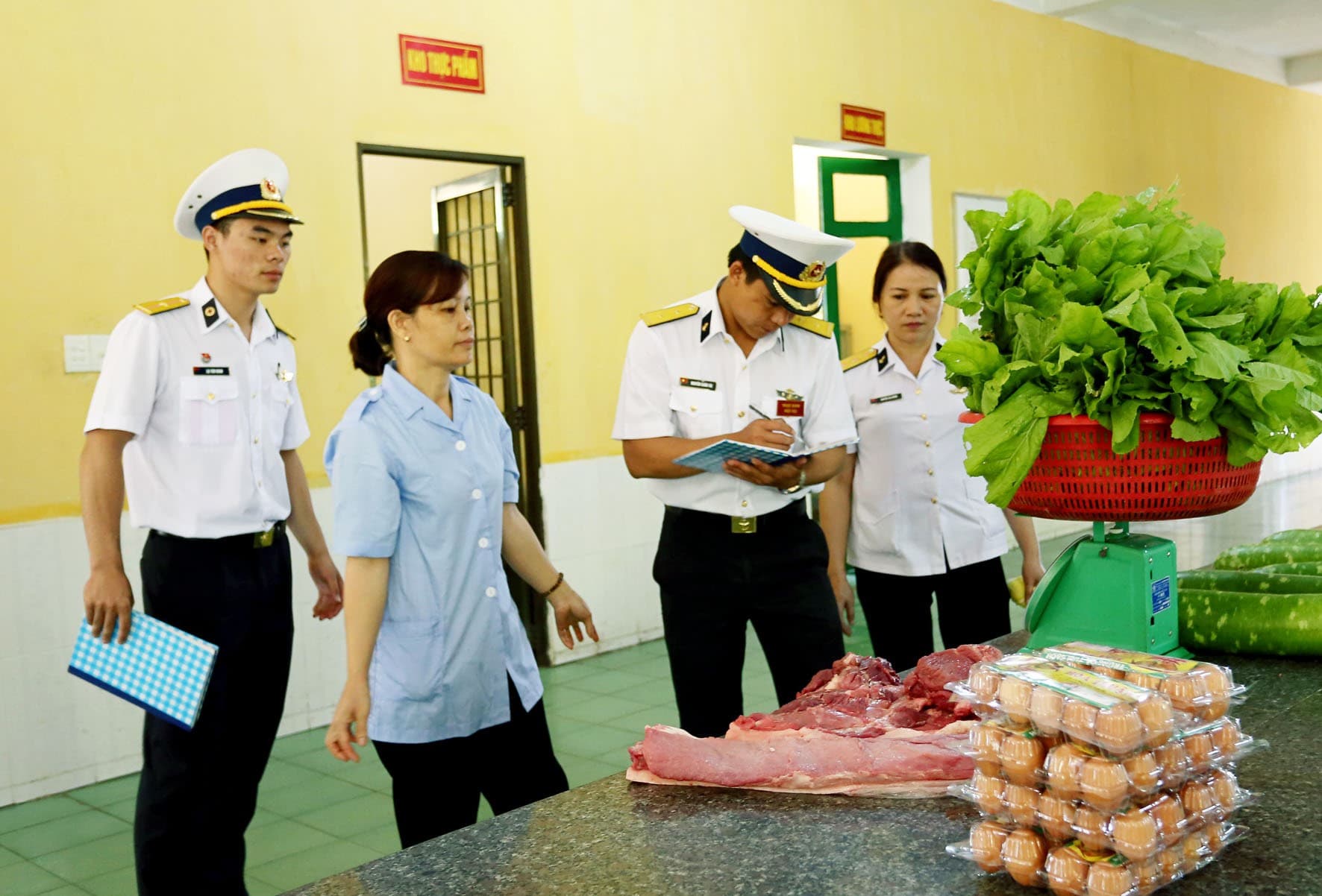 Xây dựng nếp sống vệ sinh, khoa học, bảo đảm quân số khỏe