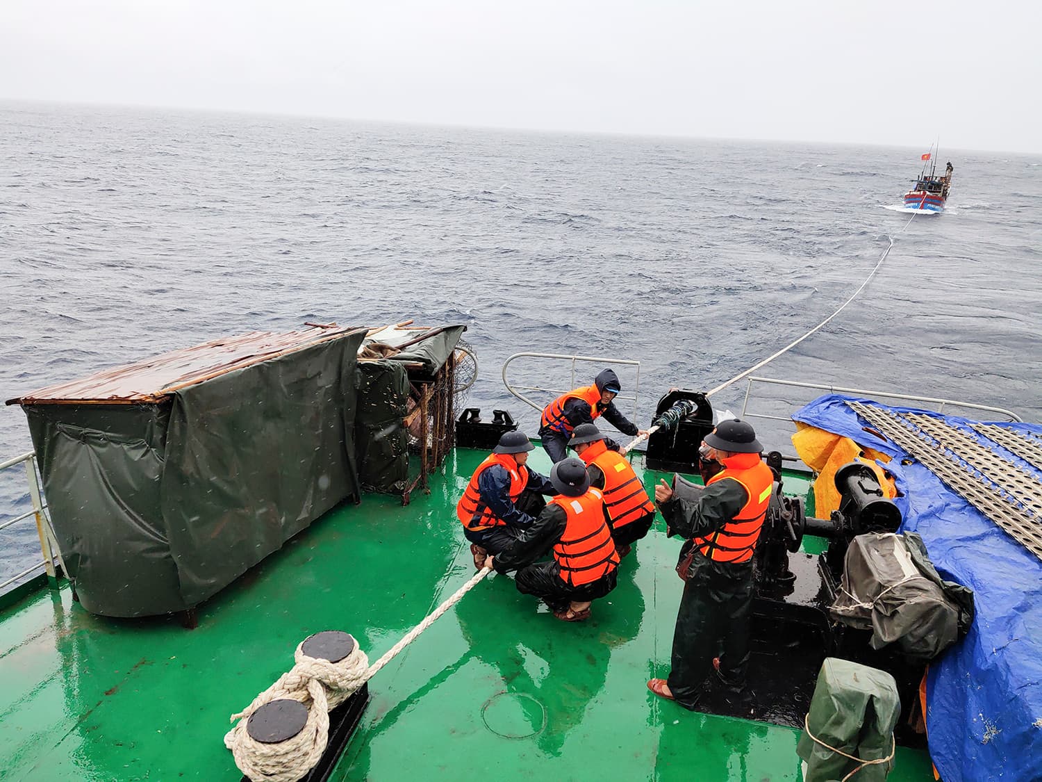 Tàu Trường Sa 22 cứu kéo tàu cá Phú Yên bị hỏng máy trên vùng biển Trường Sa