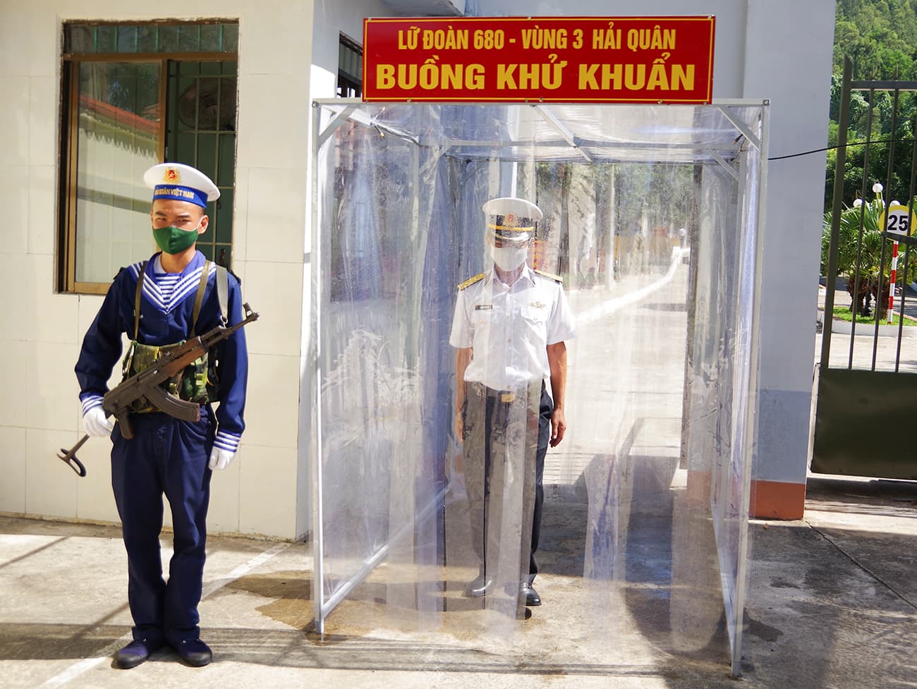 Lữ đoàn 680 chế tạo các buồng khử khuẩn tự động phòng, chống dịch