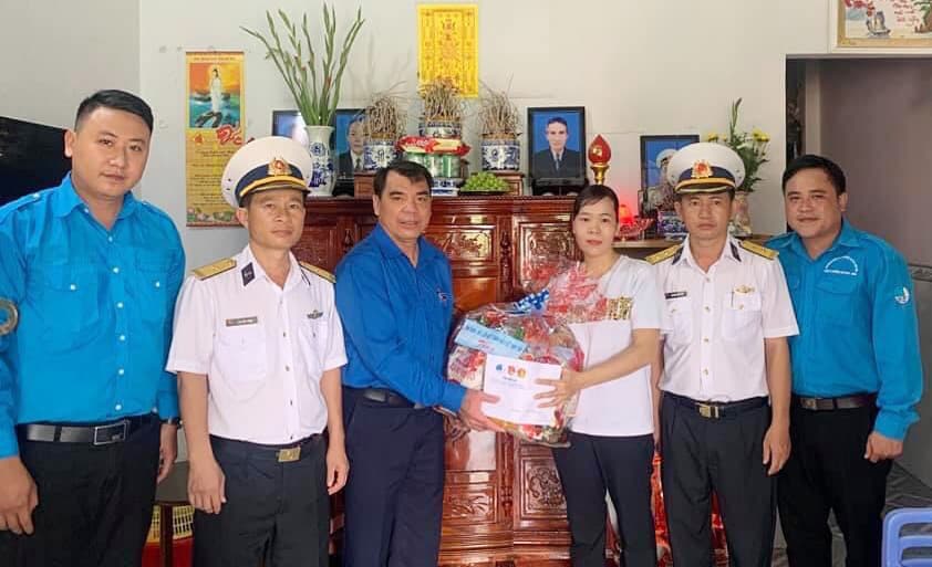 Tỉnh đoàn Đồng Nai: Tặng quà gia đình chính sách Trung tâm Bảo đảm kỹ thuật Vùng 2 Hải quân