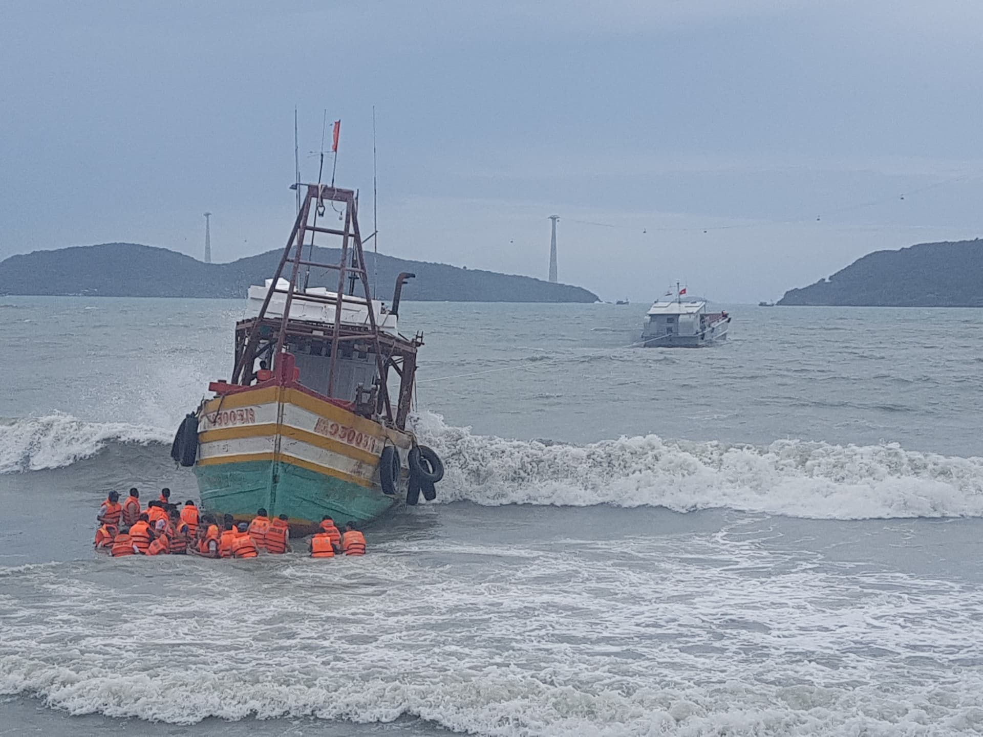 Vùng 5 Hải quân kịp thời cứu kéo tàu cá Kiên Giang mắc cạn