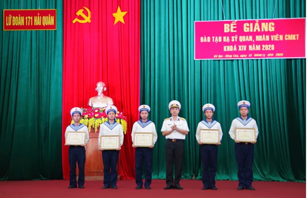 Lữ đoàn 171: Bế giảng lớp đào tạo hạ sĩ quan chuyên môn kỹ thuật Khóa 14