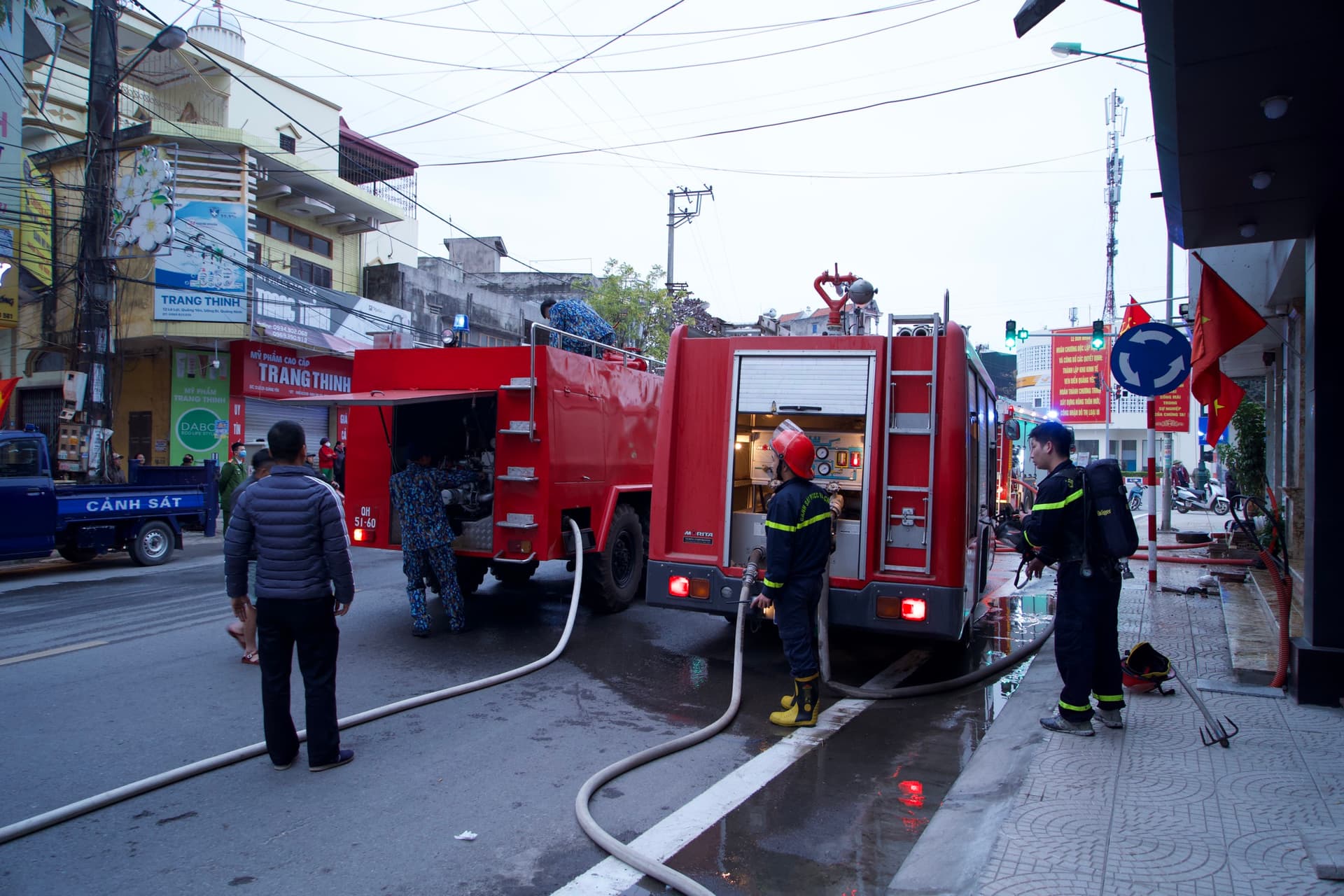 Lữ đoàn 147: Điều động xe cứu hoả chữa cháy nhà dân tại thị xã Quảng Yên