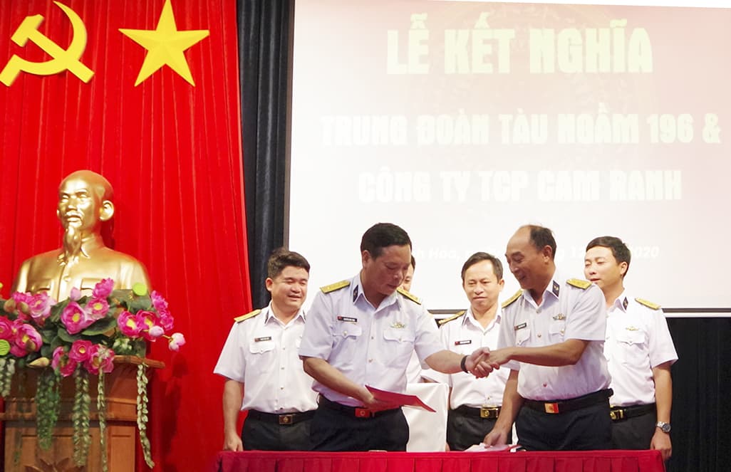 Trung đoàn 196 và Công ty TNHH Tân Cảng-Petro Cam Ranh tổ chức lễ kết nghĩa