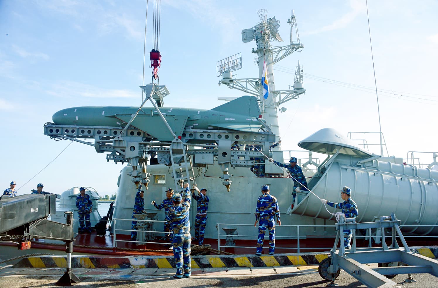 Tiếp tục giáo dục, rèn luyện bản lĩnh, trình độ đội ngũ QNCN Hải quân đáp ứng yêu cầu nhiệm vụ trong tình hình mới