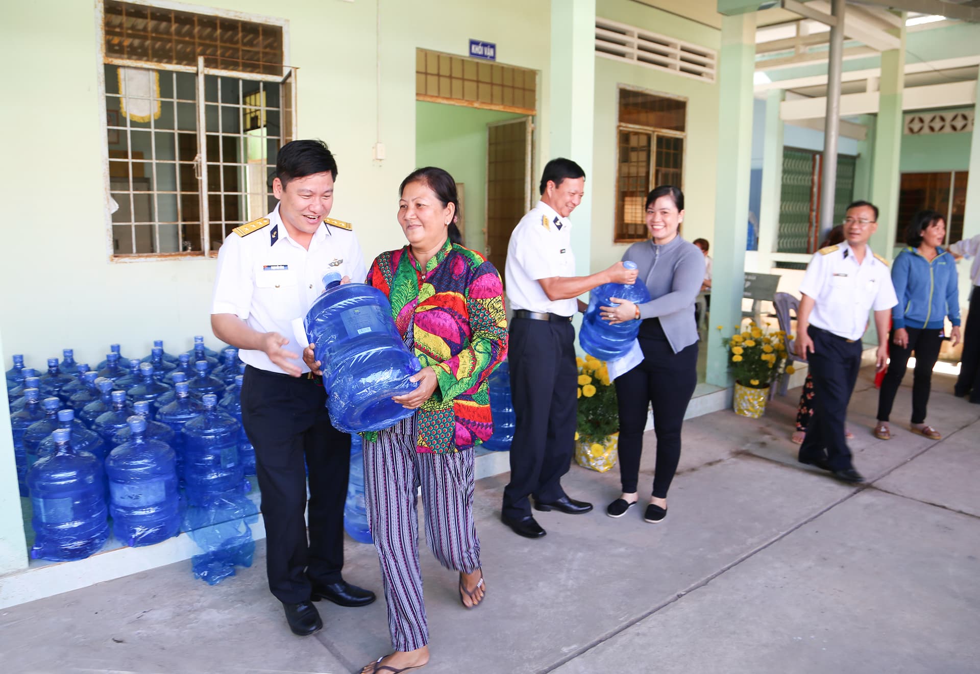 Những giọt nước nghĩa tình