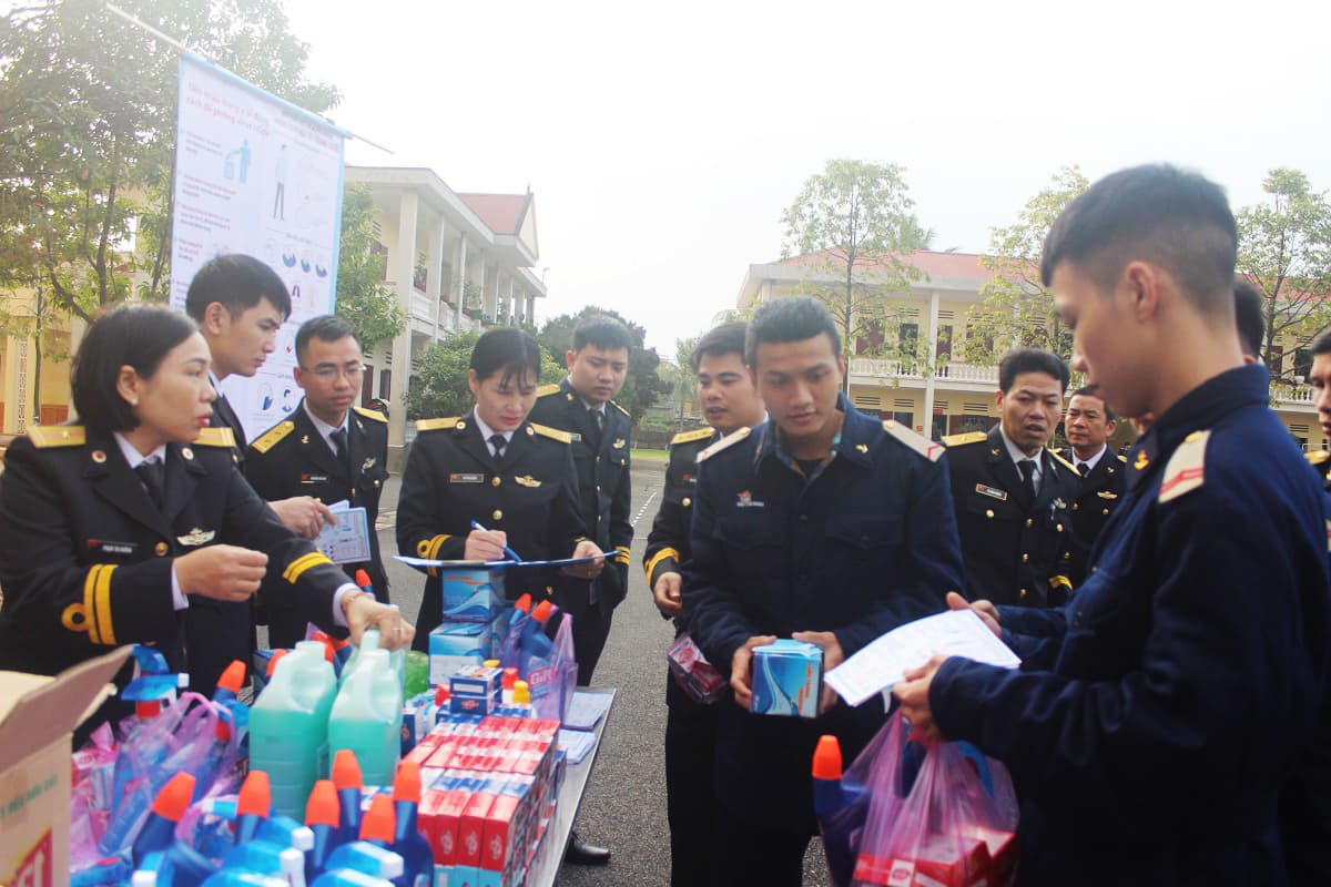 Đoàn Đo đạc biên vẽ hải đồ và nghiên cứu biển cấp hơn 400 bánh xà phòng và gần 3.000 khẩu trang y tế phòng chống dịch virus Corona