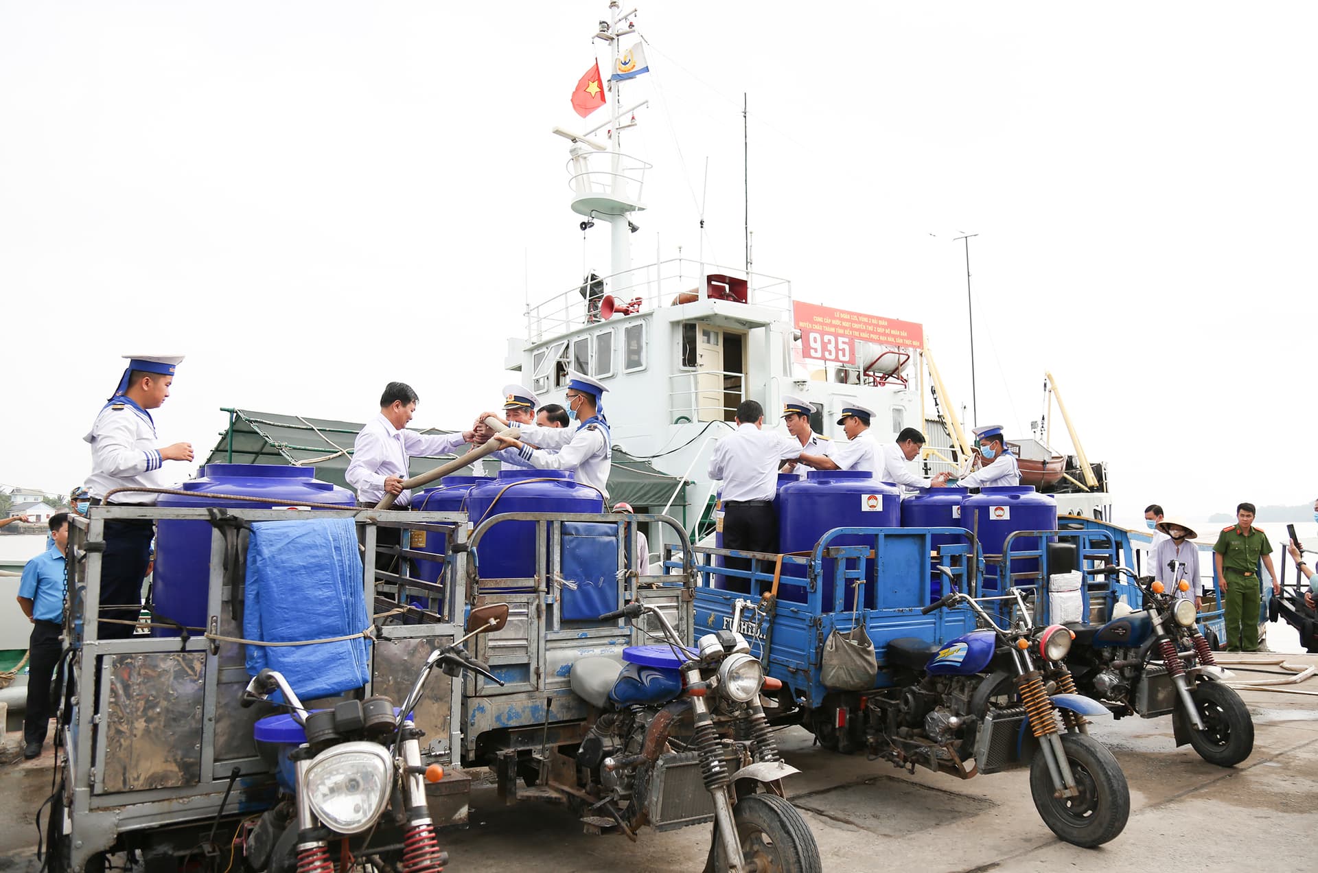 Con tàu nghĩa tình với nhân dân Đồng Khởi