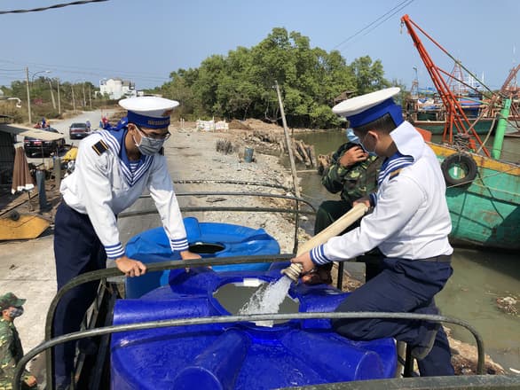 Nghĩa tình quân dân mùa hạn, mặn