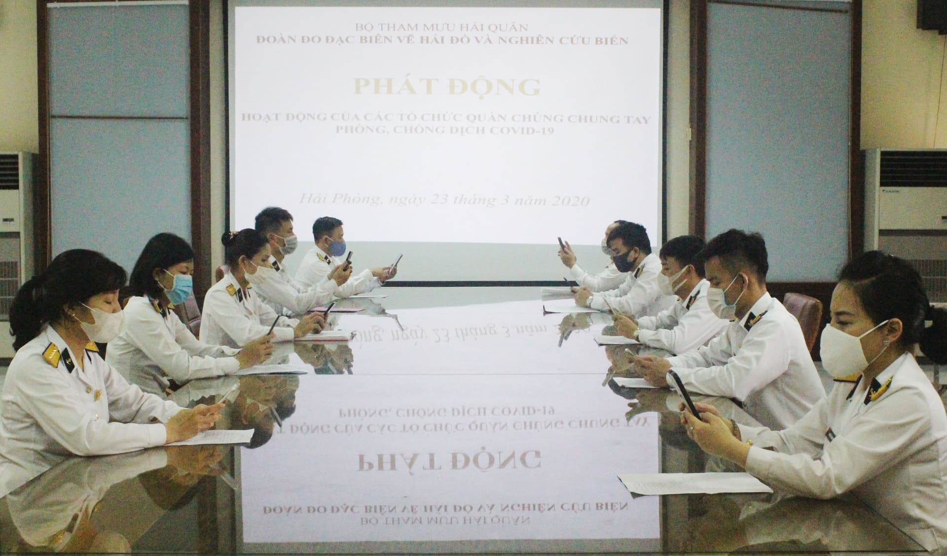 Đoàn Đo đạc biên vẽ hải đồ và nghiên cứu biển nhắn tin ủng hộ phòng, chống dịch Covid-19