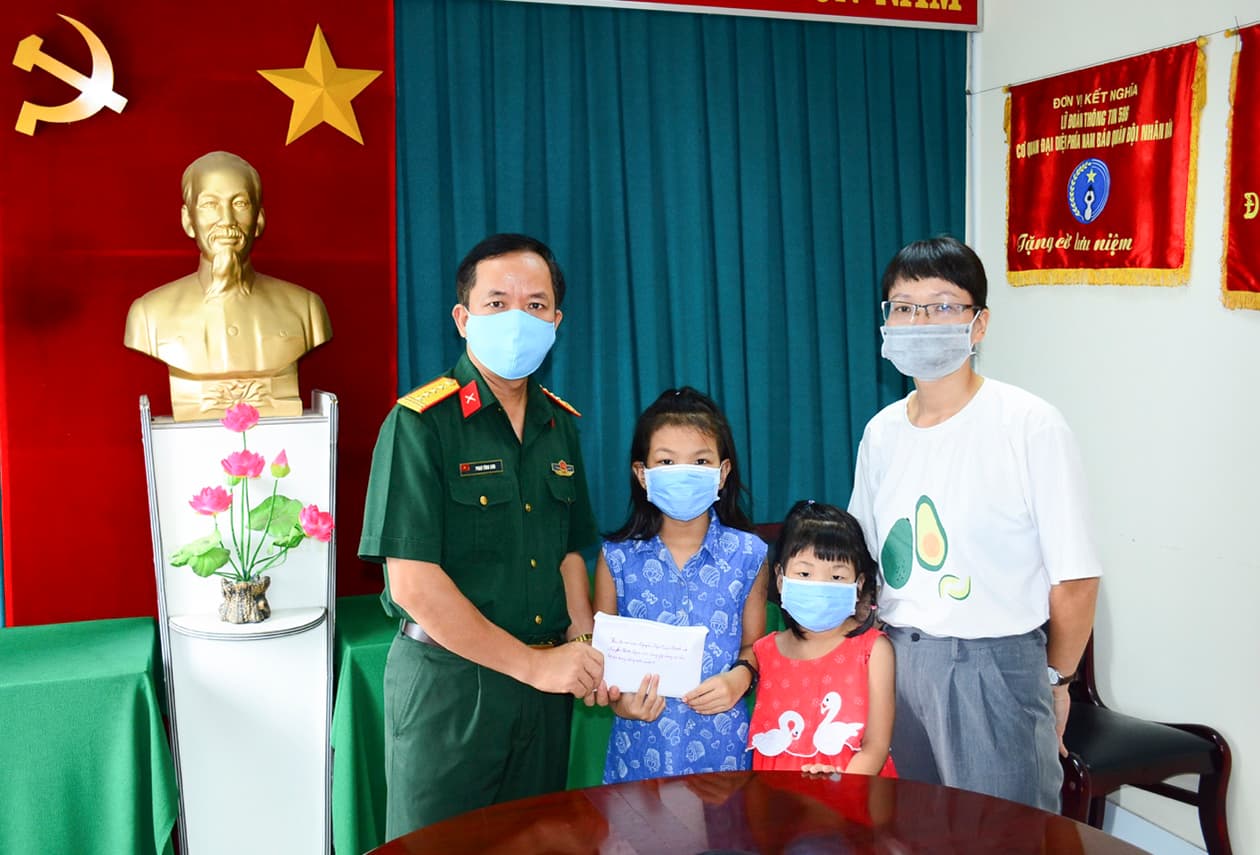 Hai cháu nhỏ ở Nhà công vụ Hải quân đập heo đất quyên góp phòng chống dịch Covid-19