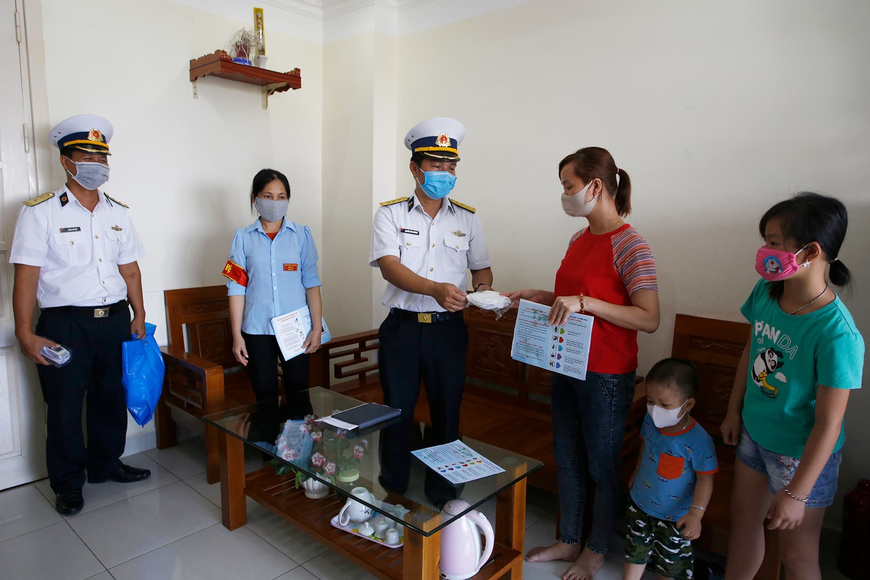 Vùng 4 Hải quân: Cấp phát hơn 2.000 khẩu trang kháng khuẩn cho các hộ gia đình Khu đô thị Căn cứ Cam Ranh