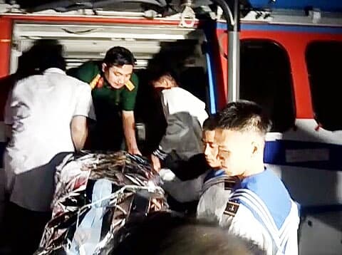 Trực thăng EC-225 đưa 2 ngư dân bị nạn từ Trường Sa vào đất liền