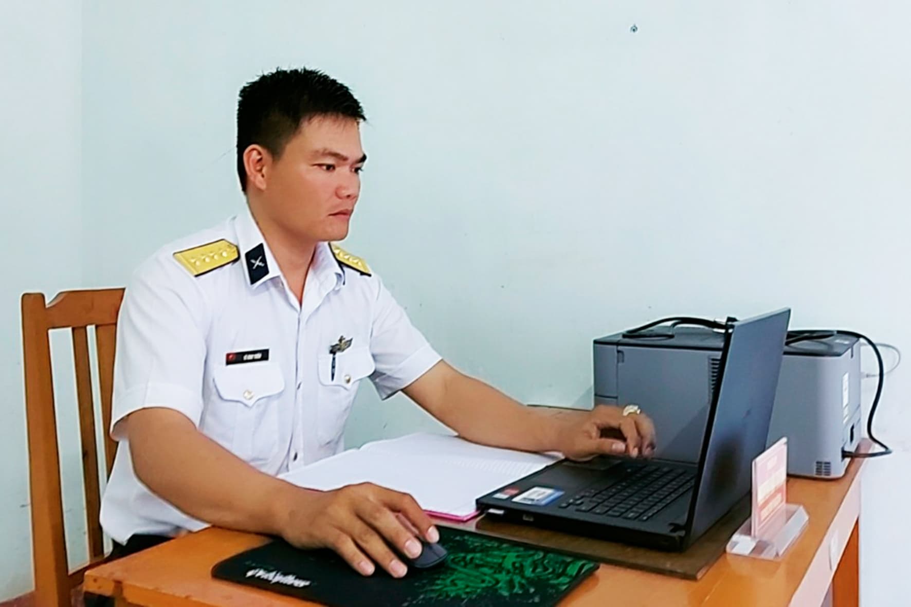 Cán bộ chính trị năng động, sáng tạo