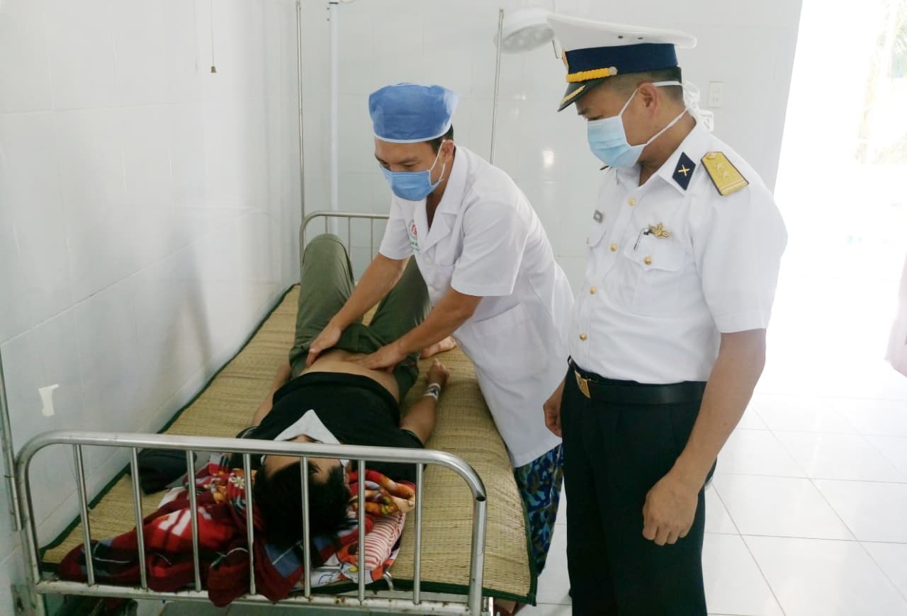 Bệnh xá đảo Song Tử Tây cấp cứu ngư dân bị giảm áp do lặn sâu