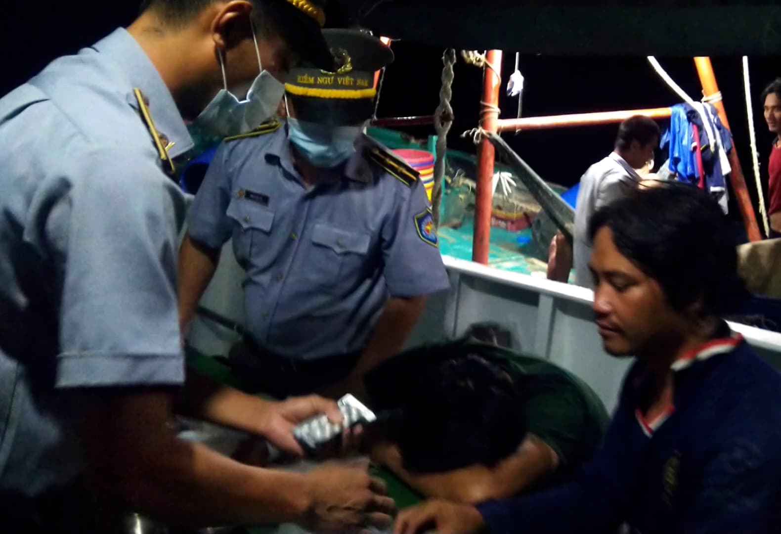 Các tàu kiểm ngư cấp cứu ngư dân trên vùng biển phía Nam