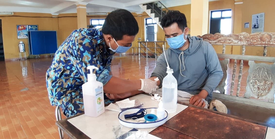 Đảo Đá Lớn cấp cứu ngư dân Bình Thuận bị tai nạn lao động