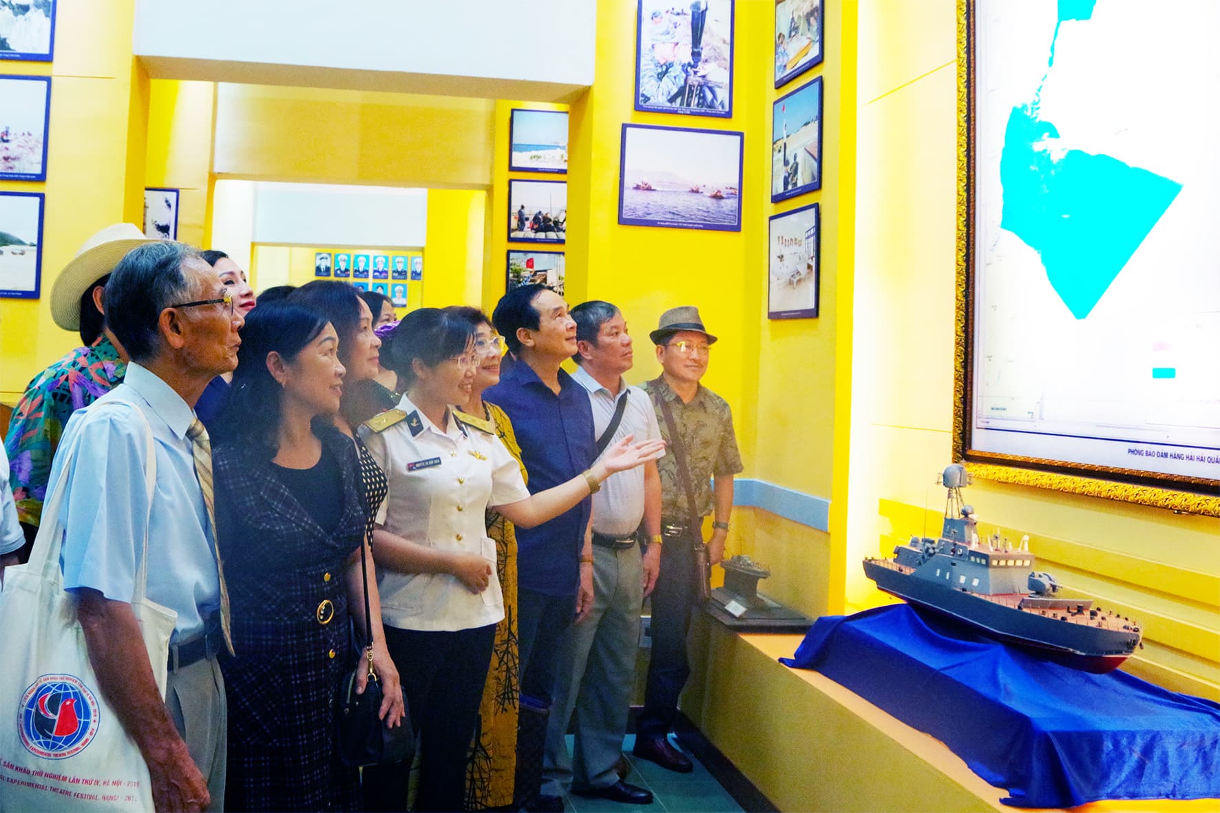 Đoàn văn nghệ sĩ Trung tâm Nghiên cứu bảo tồn và Phát triển văn hóa dân tộc thâm nhập sáng tác tại Vùng 4