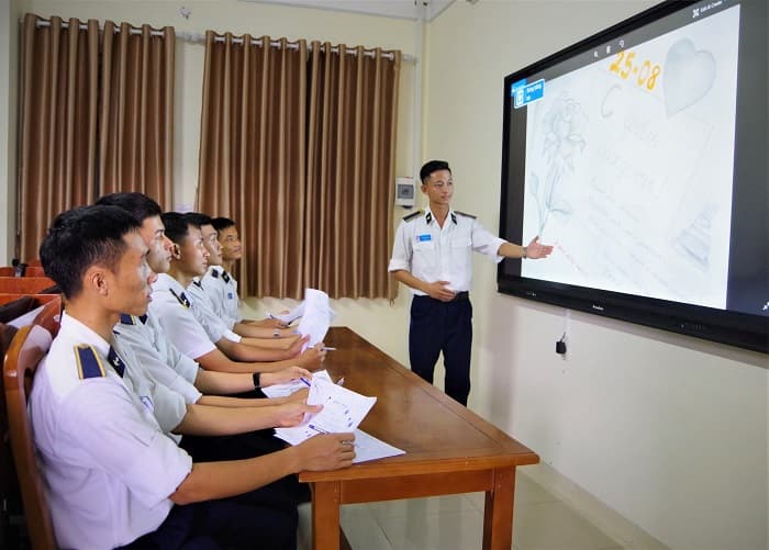 Học viện Hải quân thi thiết kế thiệp chúc mừng bằng tiếng Nga