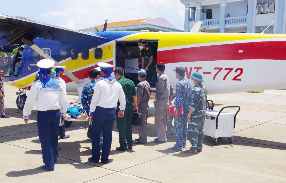 Máy bay DHC-6 của Lữ đoàn Không quân Hải quân 954 chở bệnh nhân nặng từ Trường Sa về đất liền