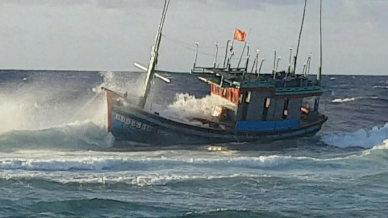 Đảo Tiên Nữ hỗ trợ ngư dân gặp nạn trên biển