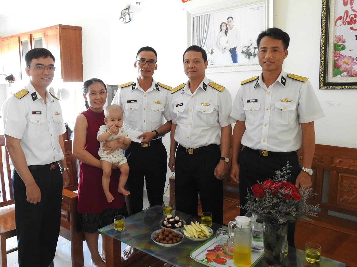 Lữ đoàn 189 tặng quà các cháu bị bệnh bẩm sinh