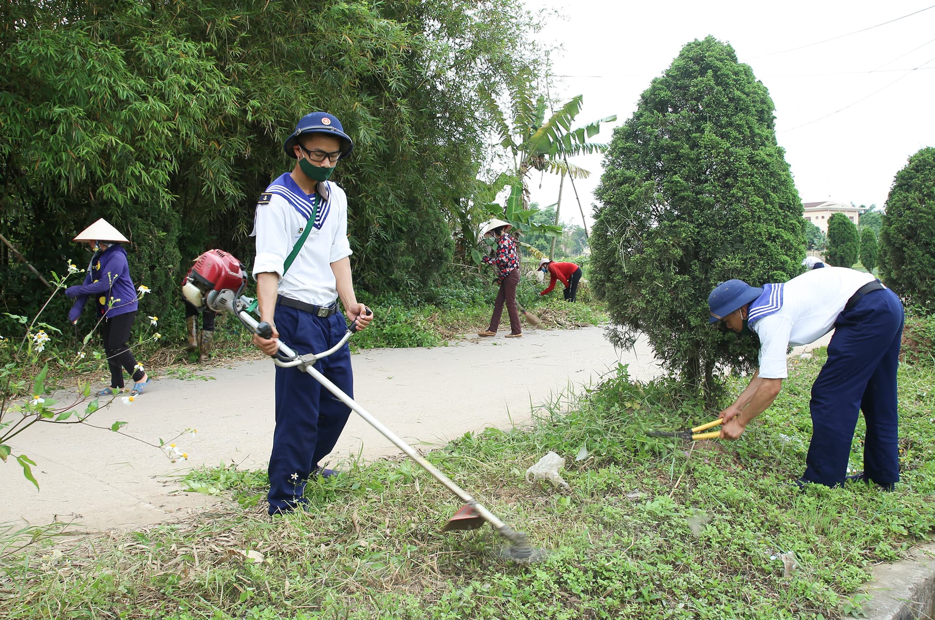 Gần 40 cán bộ, chiến sĩ Lữ đoàn 147 tham gia tổng dọn vệ sinh tại thị xã Quảng Yên