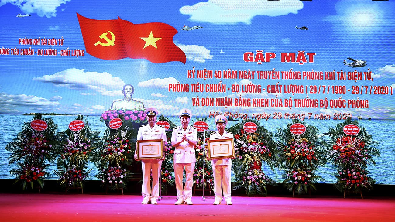 Phòng Khí tài Điện tử và Phòng Tiêu chuẩn-Đo lường-Chất lượng đón nhận Bằng khen của Bộ Quốc phòng