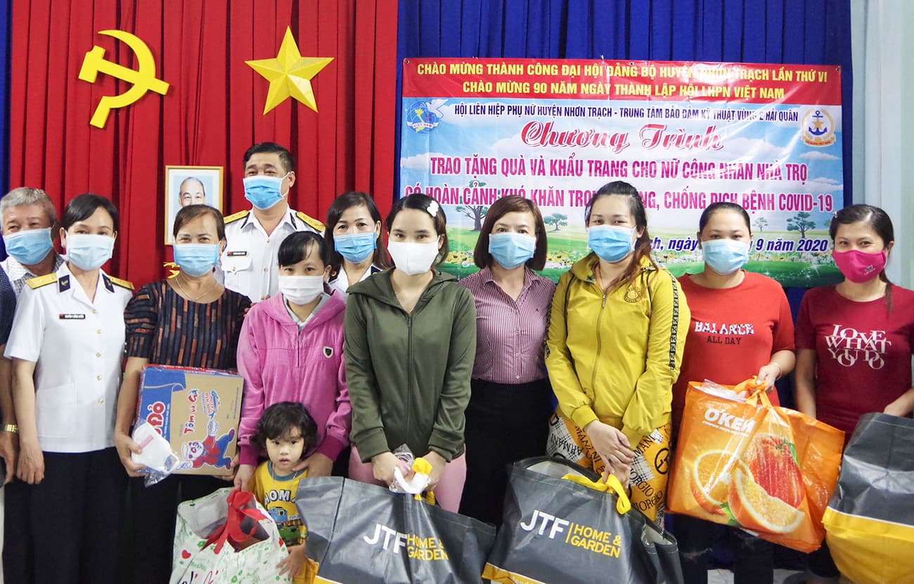 Trung tâm Bảo đảm kỹ thuật Vùng 2 tặng quà phụ nữ có hoàn cảnh khó khăn