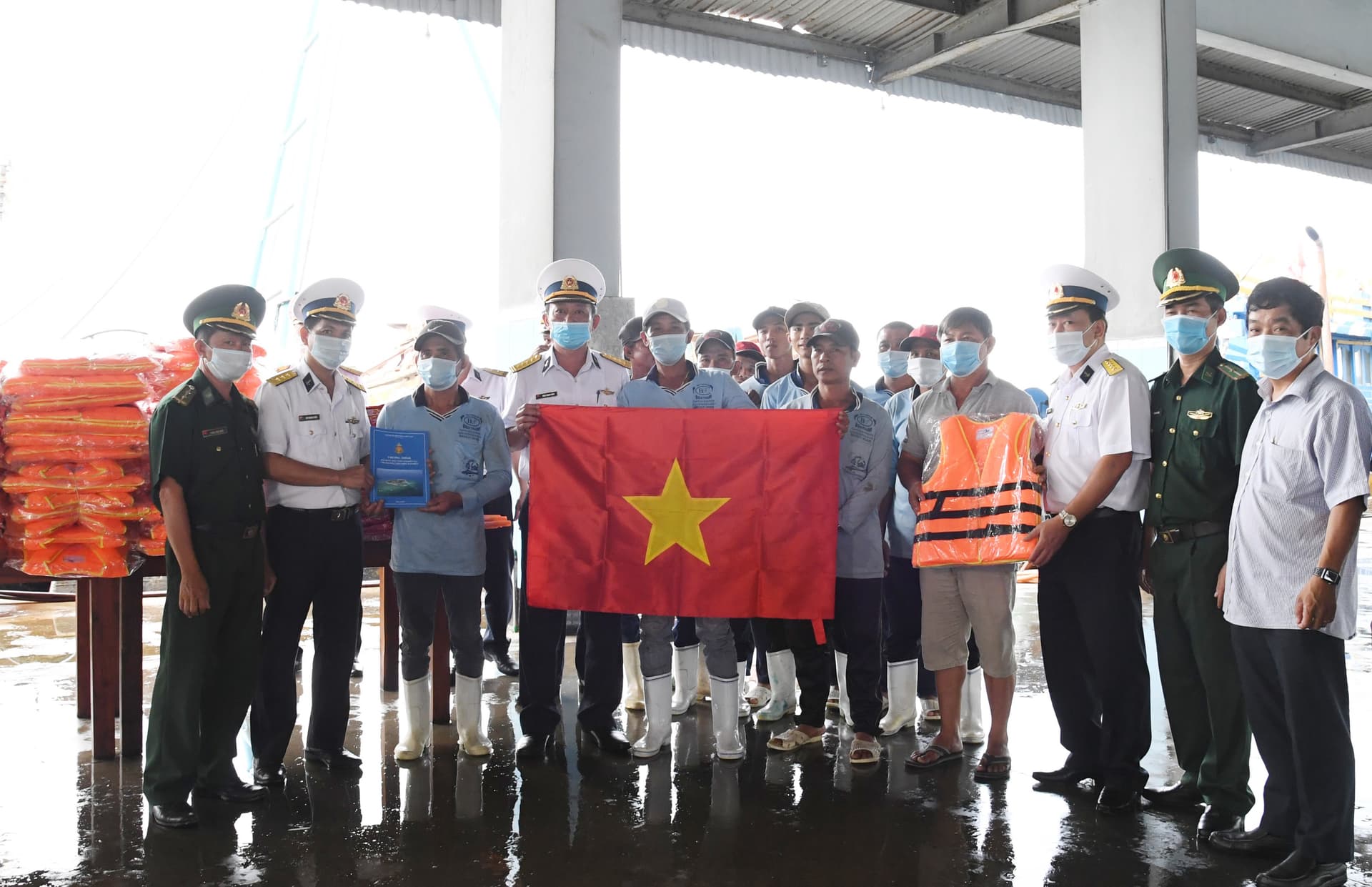 Vùng 2 tặng ngư dân Bình Thuận 500 lá cờ Tổ quốc