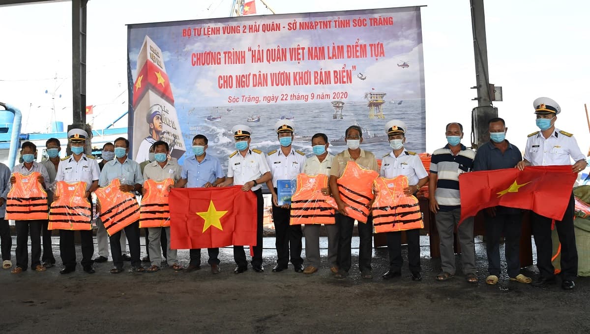 Vùng 2 tặng ngư dân tỉnh Sóc Trăng 500 lá cờ Tổ quốc và 100 áo phao