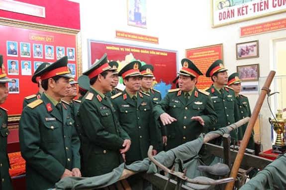 Xây dựng Đảng bộ Quân đội vững mạnh về chính trị, tư tưởng, tổ chức và đạo đức đáp ứng yêu cầu nhiệm vụ trong tình hình mới