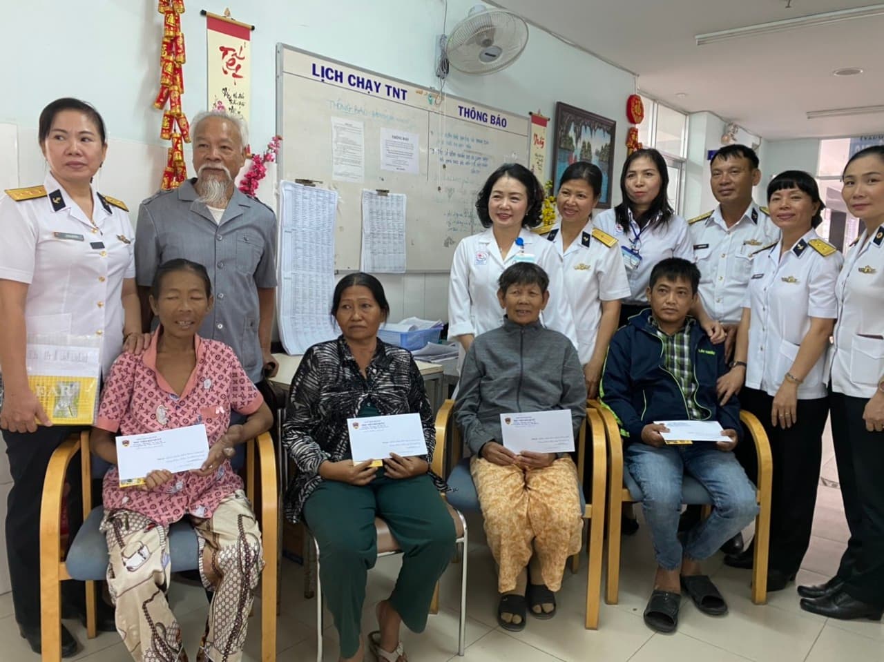 Công đoàn Học viện Hải quân thăm, tặng quà Tết cho bệnh nhân mắc bệnh hiểm nghèo