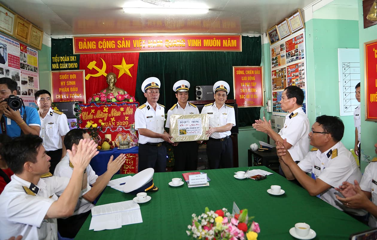 Đoàn công tác Vùng 2 Hải quân thăm, chúc tết Nhà giàn DK1 đã về đến đất liền
