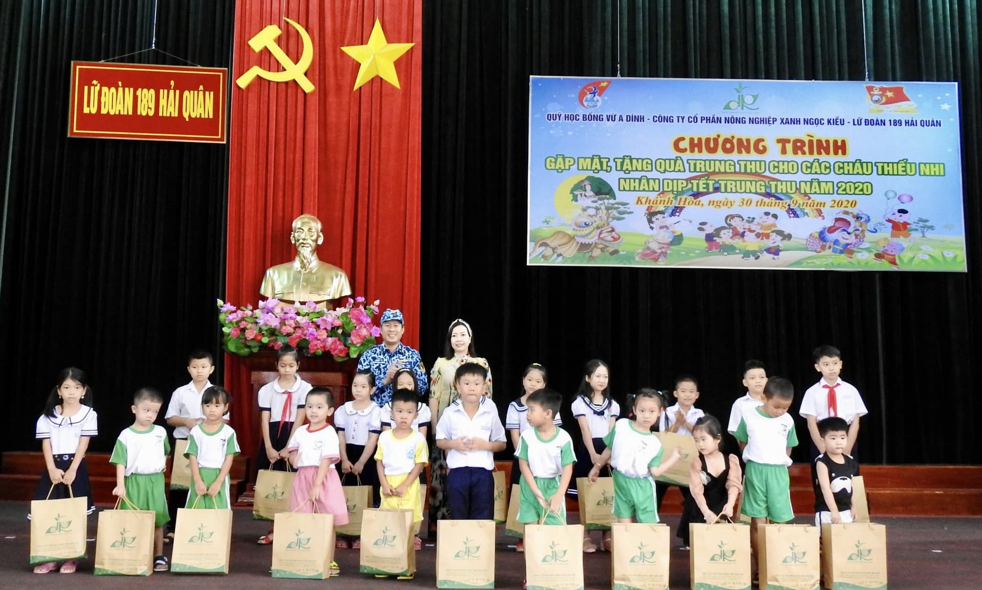 Lữ đoàn 189 tặng quà 124 cháu thiếu nhi nhân dịp Tết Trung thu