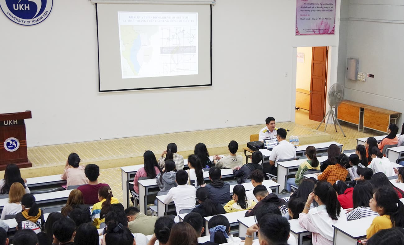 Trung đoàn 196 thông tin về biển, đảo cho hơn 1.200 sinh viên Đại học Khánh Hòa
