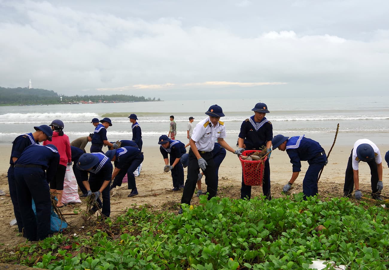 Lữ đoàn Công binh 83 tham gia dọn vệ sinh bờ biển tại Đà Nẵng