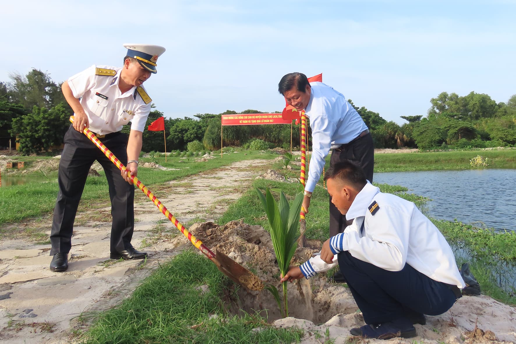 Huyện Chợ Lách, tỉnh Bến Tre tặng Lữ đoàn 957, Vùng 4 Hải quân 1.000 cây dừa giống