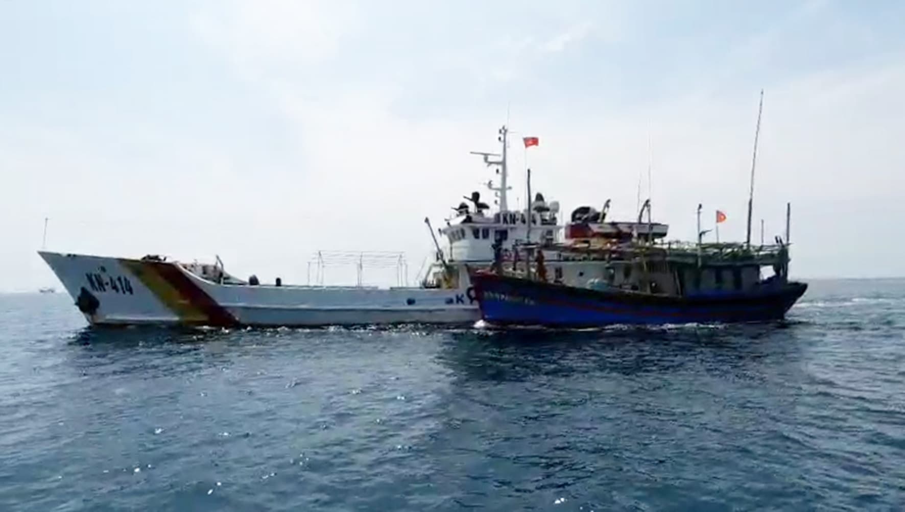 Tàu KN 414 cứu nạn thành công tàu cá Bình Định
