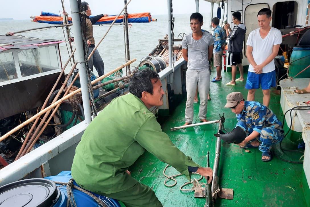 Tàu 797 sửa chữa trục bánh lái cho ghe của ngư dân trên vùng biển Thanh Hóa