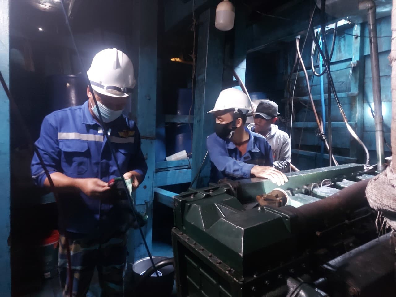 Trung tâm Dịch vụ Hậu cần-Kỹ thuật đảo Trường Sa khắc phục sự cố tàu cá Bình Định