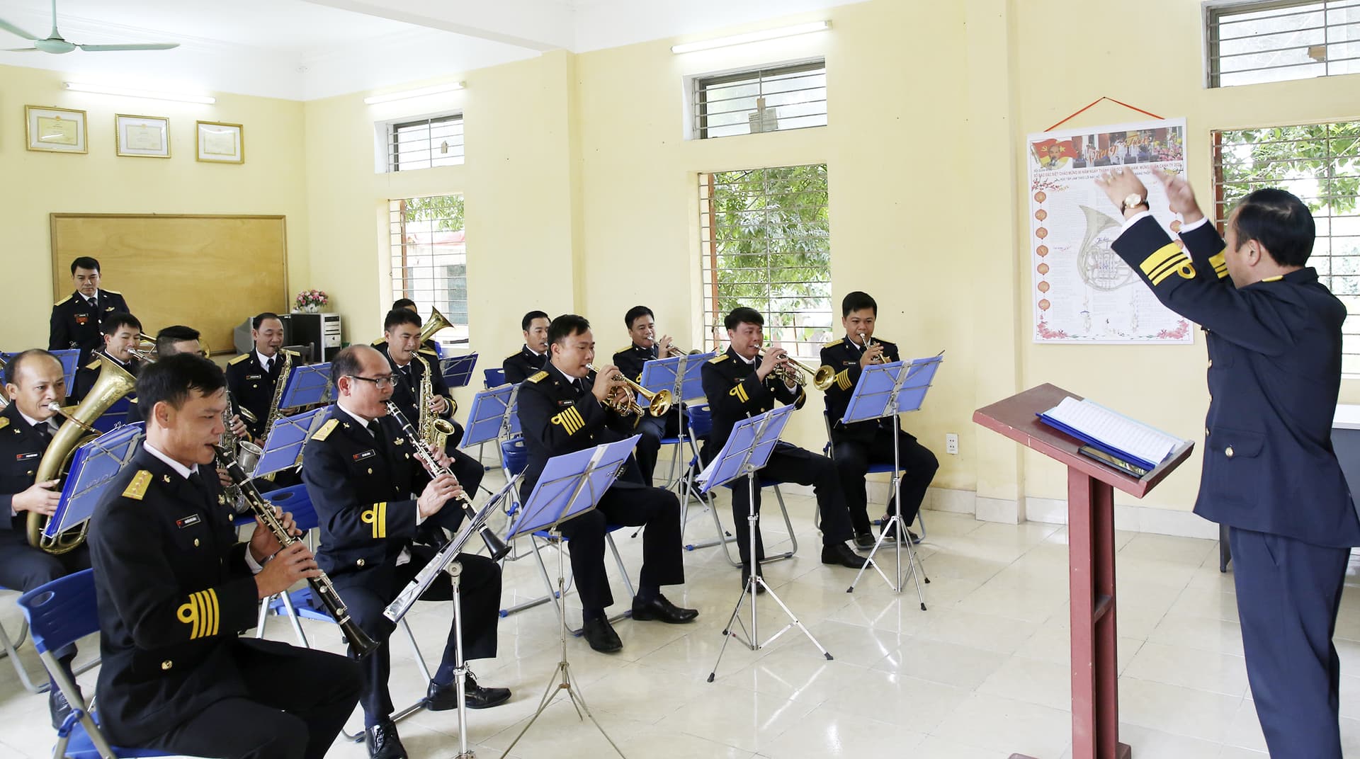 Vang nhịp khúc quân hành