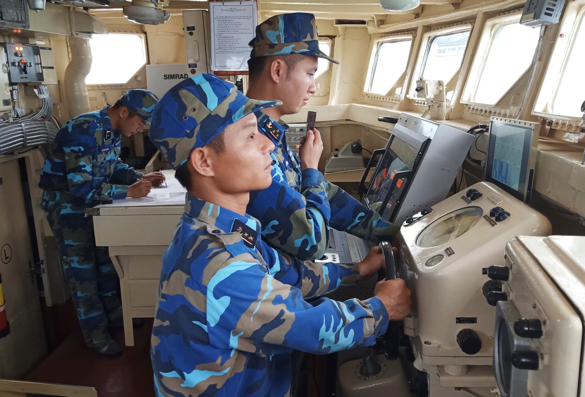 Thi đua huấn luyện giỏi ở con tàu anh hùng