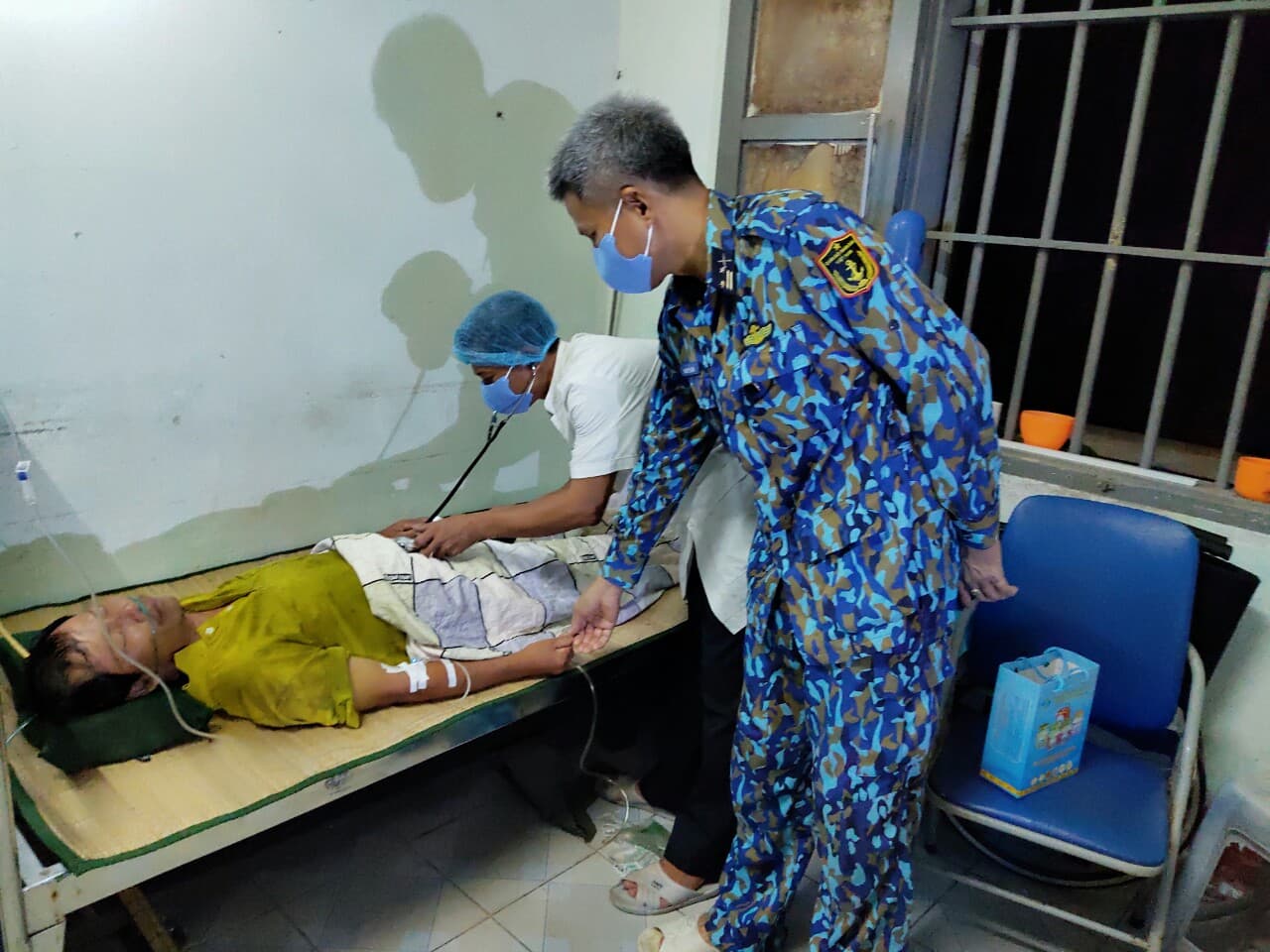 Bệnh xá đảo Sinh Tồn kịp thời cấp cứu ngư dân Quảng Ngãi bị đột quỵ não